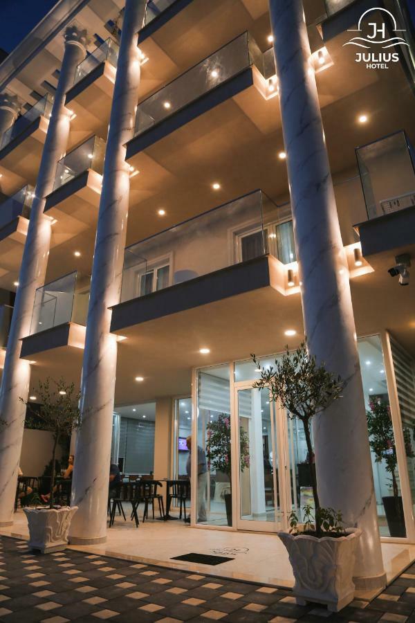 Julius Hotel Golem  Exteriör bild